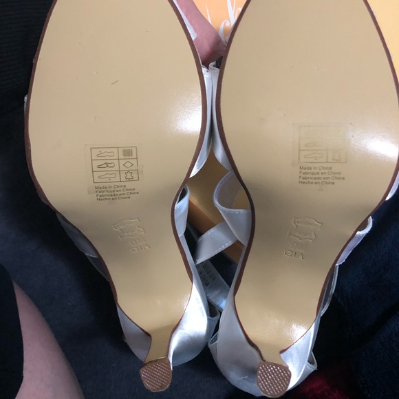 David’s Bridal crisscrossed sandal heels - Picture 3 of 4